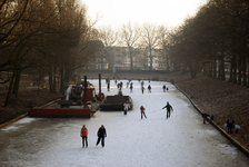 900018 Afbeelding van schaatsers op de bevroren Stadsbuitengracht te Utrecht.